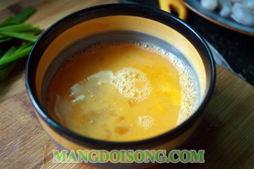 Cách làm trứng chiên tôm ngon bổ rẻ đơn giản cho bữa cơm thêm ngon miệng 3