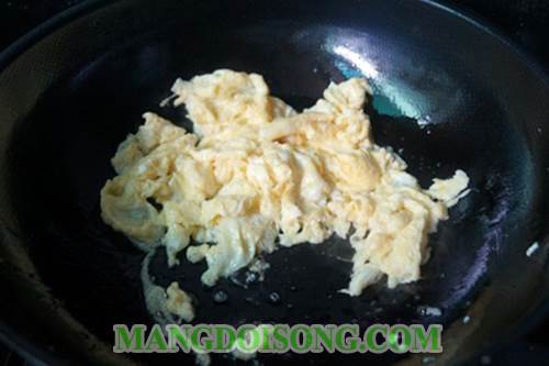 Cách làm trứng chiên tôm ngon bổ rẻ đơn giản cho bữa cơm thêm ngon miệng 5