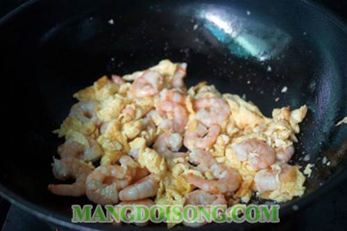 Cách làm trứng chiên tôm ngon bổ rẻ đơn giản cho bữa cơm thêm ngon miệng 6