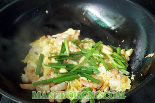 Cách làm trứng chiên tôm ngon bổ rẻ đơn giản cho bữa cơm thêm ngon miệng 7