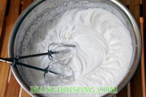 Cách làm whipping cream tại nhà bằng máy đánh trứng 4