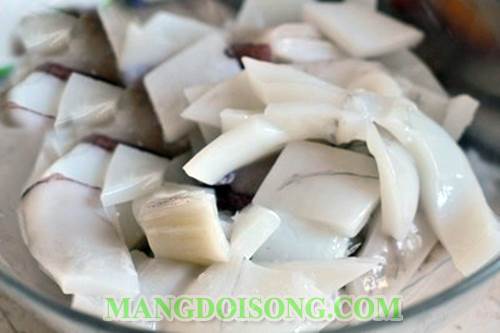 Cách nấu canh chua chả mực ngon đẹp đơn giản làm xua tan cái nóng oi bức mùa hè làm bữa cơm gia đình thêm ngon miệng 1