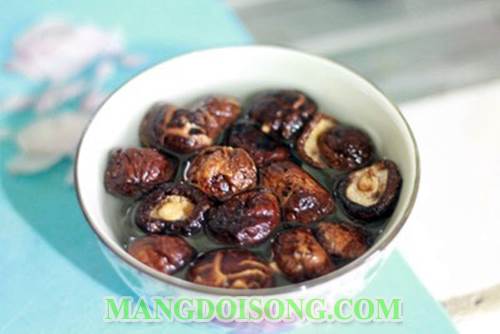 Cách nấu canh gà hầm hạt sen thơm ngon bổ dưỡng dùng để bồi bổ cho mẹ bầu hay người mới ốm dậy 2