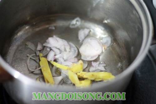 Cách nấu canh gà hầm hạt sen thơm ngon bổ dưỡng dùng để bồi bổ cho mẹ bầu hay người mới ốm dậy 4