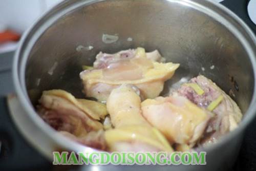 Cách nấu canh gà hầm hạt sen thơm ngon bổ dưỡng dùng để bồi bổ cho mẹ bầu hay người mới ốm dậy 5
