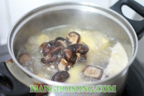 Cách nấu canh gà hầm hạt sen thơm ngon bổ dưỡng dùng để bồi bổ cho mẹ bầu hay người mới ốm dậy 8