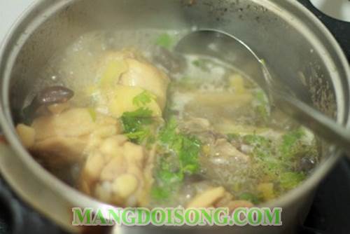 Cách nấu canh gà hầm hạt sen thơm ngon bổ dưỡng dùng để bồi bổ cho mẹ bầu hay người mới ốm dậy 9