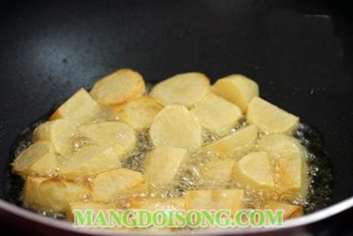 Cách nấu canh gà pa tê khoai tây cà rốt thơm ngon cho ngày nghỉ thêm ấm cúng tuyệt vời 3