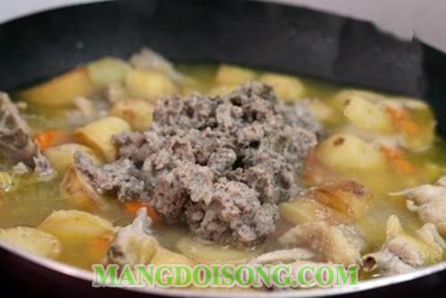 Cách nấu canh gà pa tê khoai tây cà rốt thơm ngon cho ngày nghỉ thêm ấm cúng tuyệt vời 8