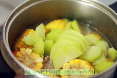 Cách nấu canh sườn ngũ sắc thơm ngon đẹp mắt ai ăn vào cũng phải tấm tắc khen ngon 7