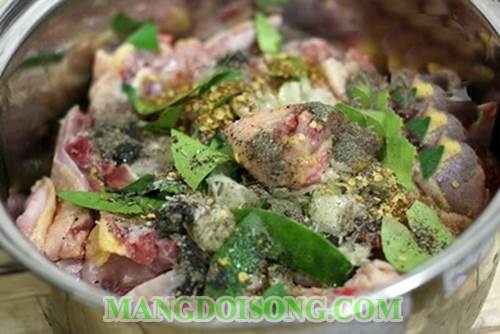 Cách nấu thịt gà kho lá chanh ngon đơn giản cho bữa cơm chiều cả nhà ăn mê say mà không ngán 4