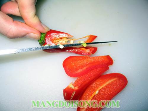 Cách cắt ớt không bi cay mắt và nóng rát tay đơn giản cho bà nội trợ 2