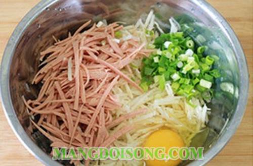 Cách làm bánh khoai tây dăm bông kẹp thịt bò cực ngon tiện lợi cho bữa sáng 3