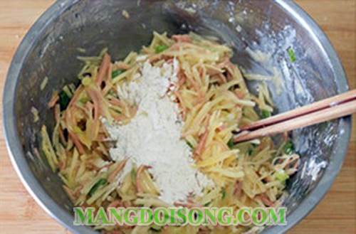 Cách làm bánh khoai tây dăm bông kẹp thịt bò cực ngon tiện lợi cho bữa sáng 4