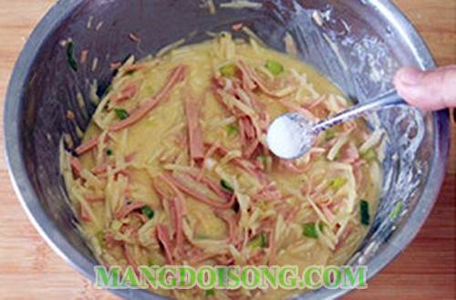 Cách làm bánh khoai tây dăm bông kẹp thịt bò cực ngon tiện lợi cho bữa sáng 5