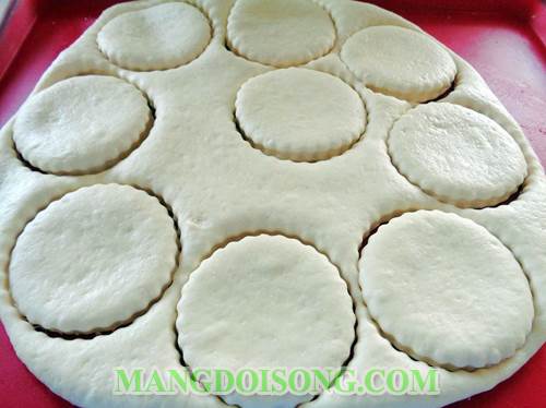 Cách làm bánh mì sữa nướng đặc biệt thơm ngon ngay tại bếp gia đình bạn bằng lò nướng 4