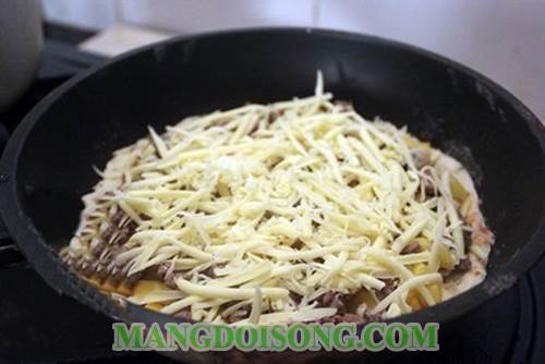 Cách làm bánh pizza nhân thịt bò phô mai dứa ngon bằng chảo mà vẫn ngon và đẹp mắt như nướng bằng lò nướng 10