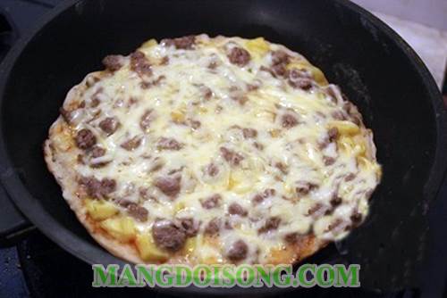 Cách làm bánh pizza nhân thịt bò phô mai dứa ngon bằng chảo mà vẫn ngon và đẹp mắt như nướng bằng lò nướng 11