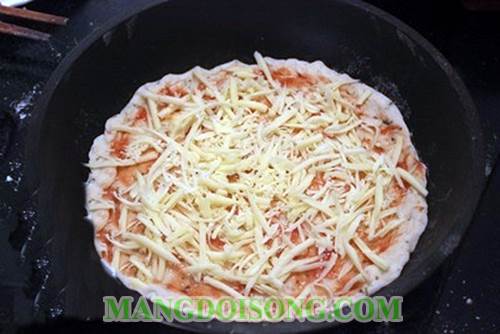 Cách làm bánh pizza nhân thịt bò phô mai dứa ngon bằng chảo mà vẫn ngon và đẹp mắt như nướng bằng lò nướng 8