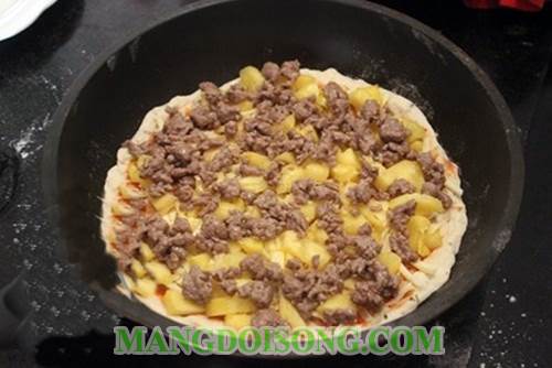 Cách làm bánh pizza nhân thịt bò phô mai dứa ngon bằng chảo mà vẫn ngon và đẹp mắt như nướng bằng lò nướng 9