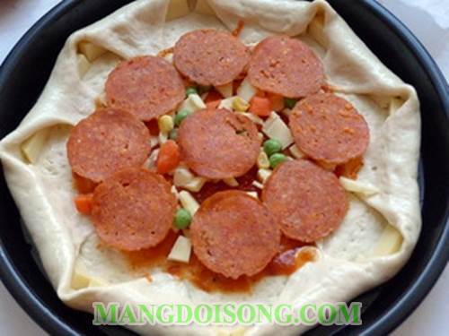 Cách làm bánh pizza phô mai thịt nguội hình đài sen thơm ngon trông thật bắt mắt như trong nhà hàng 10