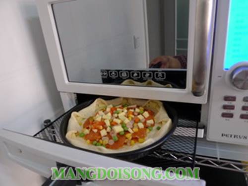 Cách làm bánh pizza phô mai thịt nguội hình đài sen thơm ngon trông thật bắt mắt như trong nhà hàng 11