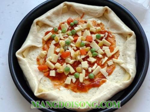 Cách làm bánh pizza phô mai thịt nguội hình đài sen thơm ngon trông thật bắt mắt như trong nhà hàng 9