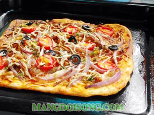 Cách làm bánh pizza thịt gà xé phay thơm ngon ngay tại bếp nhà bạn chỉ với lò nướng gia đình 10