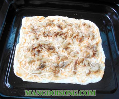 Cách làm bánh pizza thịt gà xé phay thơm ngon ngay tại bếp nhà bạn chỉ với lò nướng gia đình 8