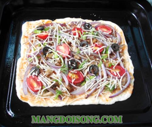 Cách làm bánh pizza thịt gà xé phay thơm ngon ngay tại bếp nhà bạn chỉ với lò nướng gia đình 9