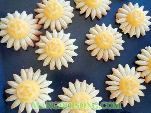 Cách làm bánh quy mousse chanh hình hoa hướng dương ngon đẹp mắt đơn giản ngay tại bếp nhà bạn 11