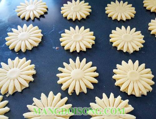Cách làm bánh quy mousse chanh hình hoa hướng dương ngon đẹp mắt đơn giản ngay tại bếp nhà bạn 9