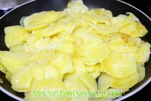 Cách làm bánh trứng chiên khoai tây ngon lành hấp dẫn dùng làm món ăn điểm tâm hay món ăn vặt ngon 2