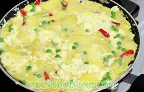 Cách làm bánh trứng chiên khoai tây ngon lành hấp dẫn dùng làm món ăn điểm tâm hay món ăn vặt ngon 4