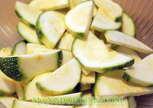 Cách làm bí ngòi xào tôm khô ngon cơm đẹp mắt cho bữa ăn gia đình phong phú và bổ sung nhiều chất dinh dưỡng 3
