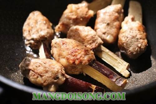 Cách làm chả bò viên mía ngọt rán thơm ngon ngây ngất dùng làm món khai vị cho ngày tiệc 8