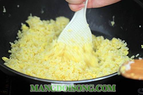 Cách làm cơm rang trứng thơm ngon hấp dẫn cho bữa điểm tâm sáng siêu tiết kiệm 3
