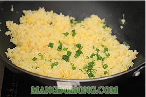 Cách làm cơm rang trứng thơm ngon hấp dẫn cho bữa điểm tâm sáng siêu tiết kiệm 4