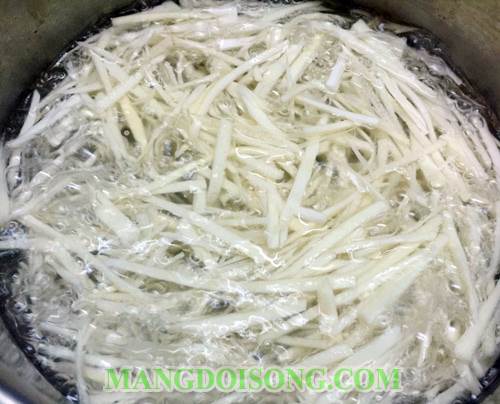 Cách làm gỏi măng tươi trộn thịt ba chỉ lá chanh ngon thơm dùng cho bữa cơm hay tiệc nhậu đều thích hợp 3