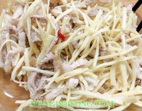 Cách làm gỏi măng tươi trộn thịt ba chỉ lá chanh ngon thơm dùng cho bữa cơm hay tiệc nhậu đều thích hợp 7