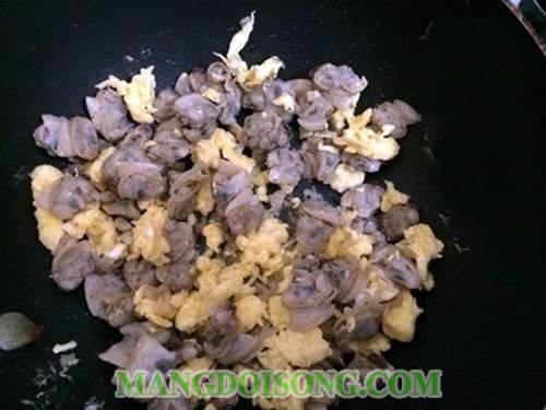 Cách làm ngao xào trứng ngon đậm đà vị dùng cho bữa cơm gia đình thật hấp dẫn và ngon miệng 7