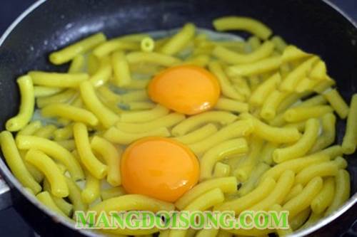 Cách làm nui chiên trứng ngon thơm độc đáo mà nhanh chóng cực cho bữa điểm tâm sáng đầy thú vị 5