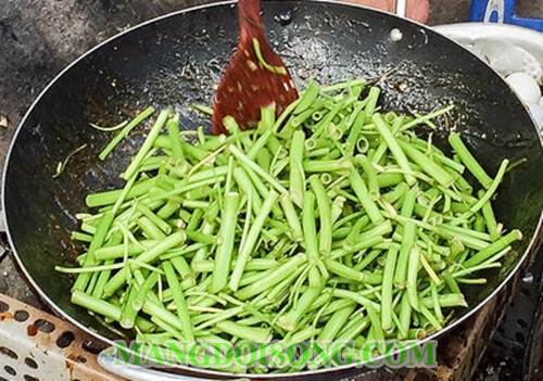 Cách làm rau muống xào thịt bò xanh tươi ngon thơm lừng bắt mắt như nhà hàng 5