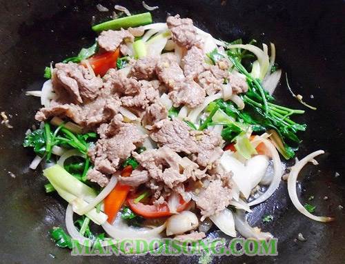 Cách làm thịt bê xào hành cần ngon đẹp mắt như trong nhà hàng với 4 bước đơn giản hấp dẫn vô cùng 6