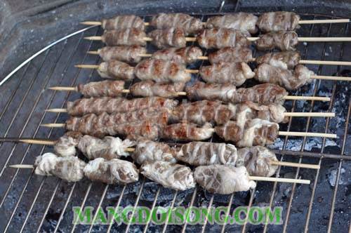 Cách làm thịt bò nướng mỡ chài xiên que ăn với bánh hỏi xà lách chấm mắm nêm ngon tuyệt cú mèo 6