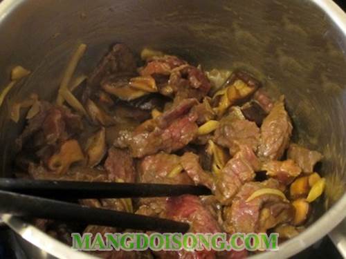 Cách làm thịt bò sốt nấm hương ngon thơm đậm vị cho bữa cơm chiều ngày mưa thêm đầm ấm 6