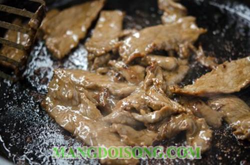 Cách làm thịt bò xào hành hoa ngon đơn giản nhanh chóng cho bữa cơm gia đình bạn thêm đầm ấm 4