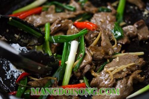 Cách làm thịt bò xào hành hoa ngon đơn giản nhanh chóng cho bữa cơm gia đình bạn thêm đầm ấm 6