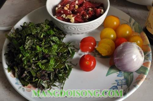 Cách làm thịt bò xào lá tía tô cà chua bi thơm ngon đẹp mắt như trong nhà hàng cho cho bữa cơm thêm phần hấp dẫn 1