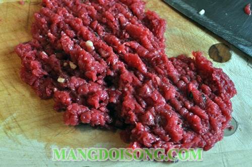 Cách làm thịt bò xào lá tía tô cà chua bi thơm ngon đẹp mắt như trong nhà hàng cho cho bữa cơm thêm phần hấp dẫn 2